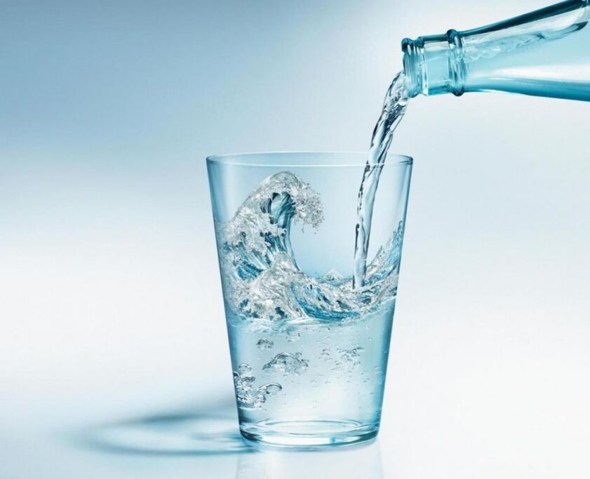 Under drikkedietten må du drikke mye rent vann