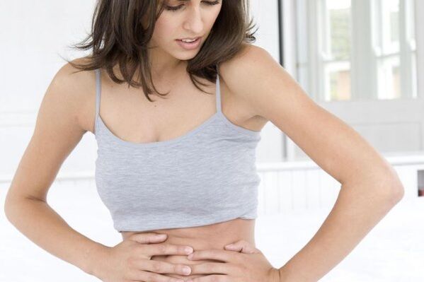 Smerter i mageområdet er et av de første mulige tegn på pankreatitt. 
