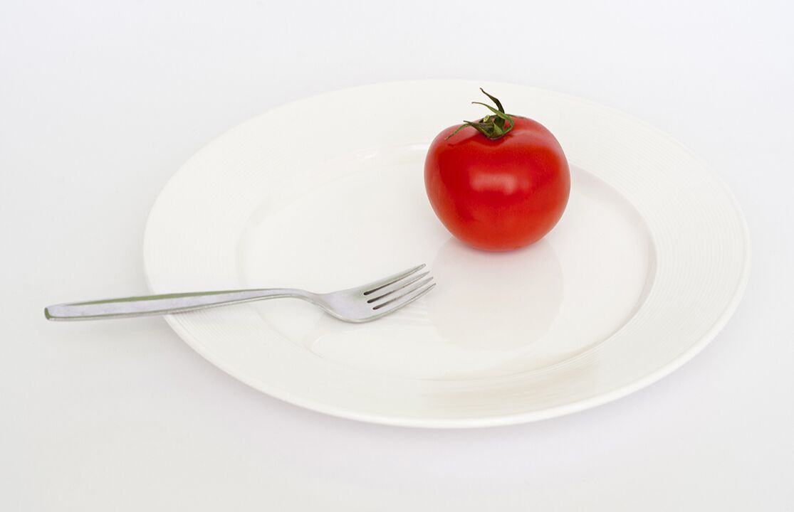 tomat med en gaffel på en tallerken